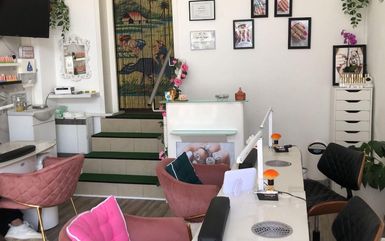Green Nails Care & Beauty